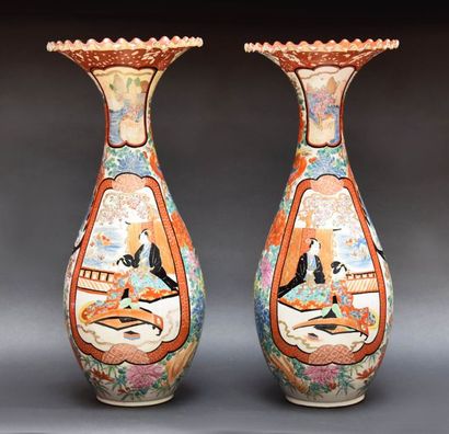 JAPON, importante paire de vases à décor...