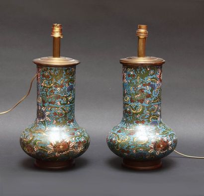 null JAPON, Paire de Vases (montés en lampe) en bronze cloisonné polychrome fond...