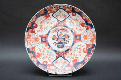 JAPON, grand plat en porcelaine IMARI, décor...