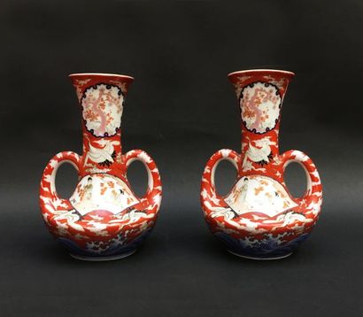 JAPON, paire de vases en porcelaine Fukagawa,...