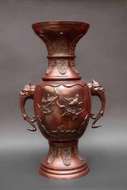 JAPON, important vase en bronze à patine...