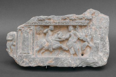 GANDHARA, bas-relief en granit sculpté, figurant...