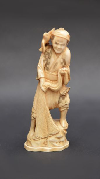 JAPON, okimono en ivoire sculpté, signé Masayuki,...