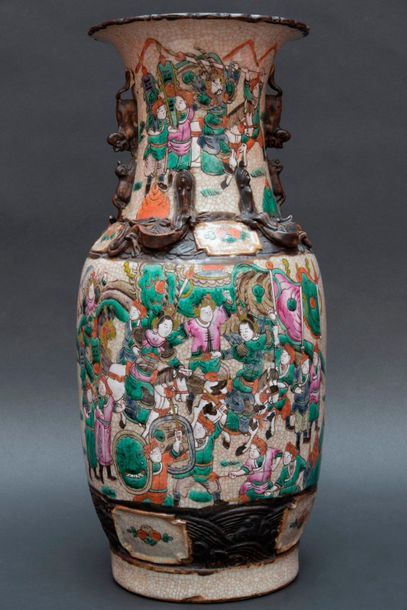 CHINE, vase de forme balustre en porcelaine...