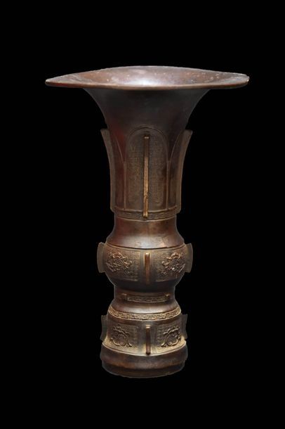 CHINE, vase en bronze à patine brune de style...