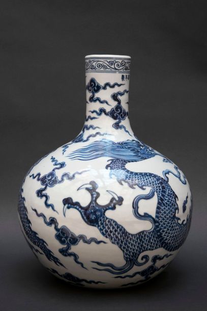 CHINE, grand vase en porcelaine de forme...