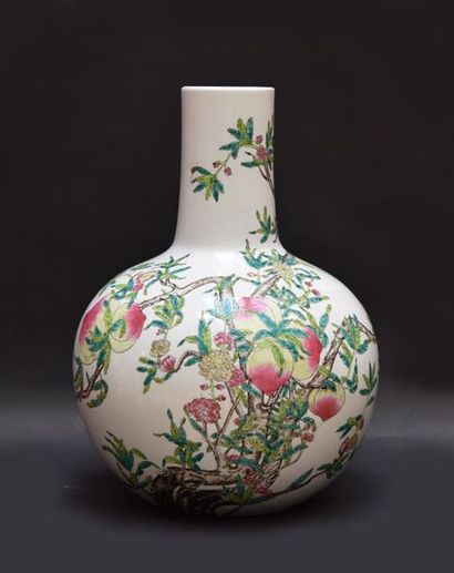 CHINE, très important vase de forme balustre...