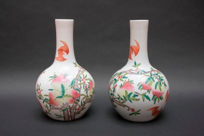 CHINE, paire de vases en porcelaine de forme...