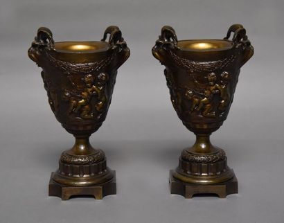 null Paire de vases de forme ovoïde sur piédouche en bronze à patine brune à décor...