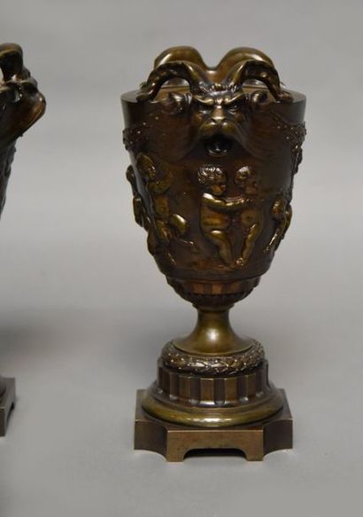 null Paire de vases de forme ovoïde sur piédouche en bronze à patine brune à décor...