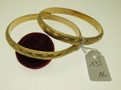 null 2 rigid gold bracelets, hunchbacked, chased to the same pattern, accident 21.8g...