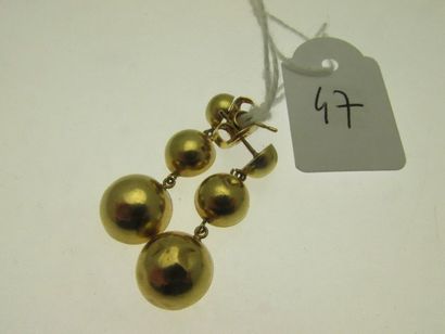 1 paire de pendants d'oreilles or bossués...