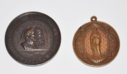 Deux médailles religieuses en bronze patiné,...
