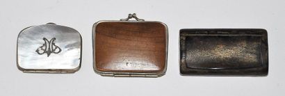 Set of two coin purses and a snuff box, 1)...