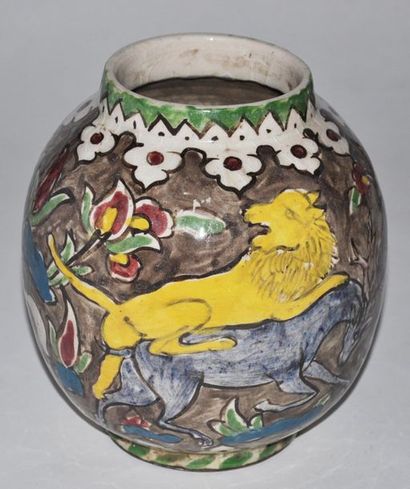 Iran, vase en céramique à décor polychrome...