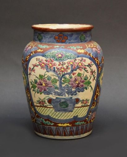 CHINE, Vase en porcelaine polychrome sur...