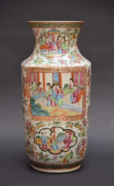 CHINE, Vase en porcelaine polychrome à décor...