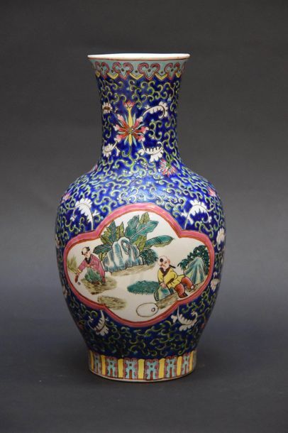 CHINE, Vase en porcelaine polychrome à fond...