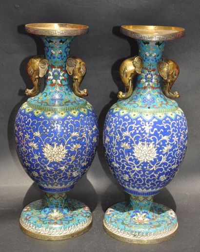 CHINE, paire de vases sur piédouche en bronze...