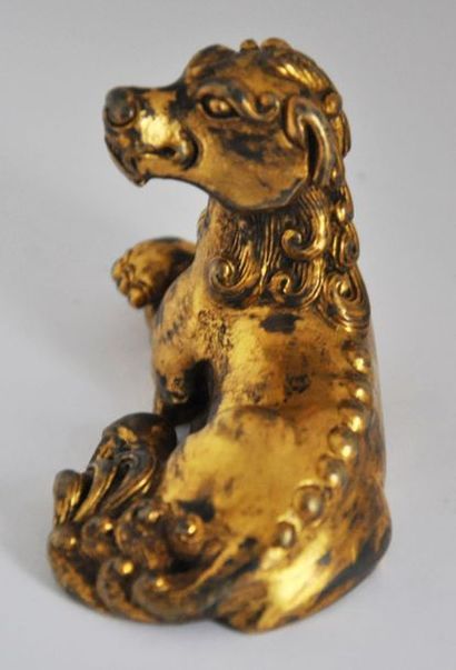 CHINE - Shi shi en bronze doré assis en majesté,...