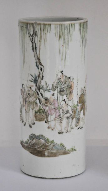 CHINE - Vase rouleau en porcelaine à décor...