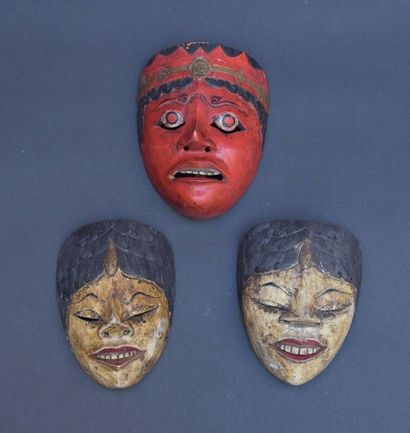 BALI, trois masques en bois sculpté, deux...