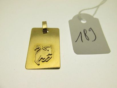 1 pendentif or en forme de plaque au signe...