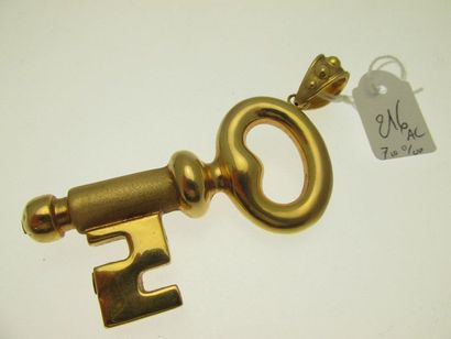1 important pendentif en forme de clef or...