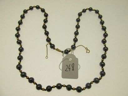 1 collier de perles d'hématites alternées...