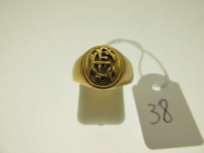 1 gold signet ring with figures EL, humpbacked...
