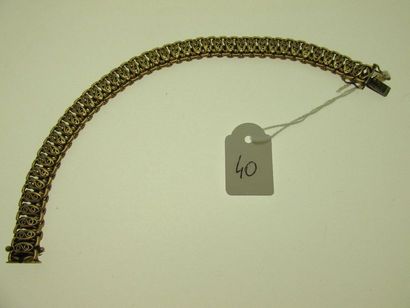  1 bracelet ruban à maillons ajourés orné de motifs filigranés, or, bossué 22,3g