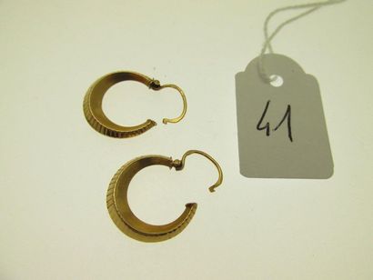 1 pair of gold creoles chiselled, humpbacked...