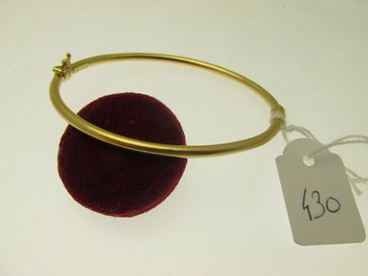  1 bracelet jonc ovale ouvrant, or, bossué 4,7g