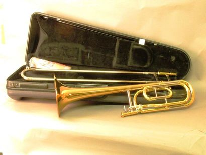null YAMAHA, trombone à coulisse YSL 356G N°392116, corps argenté et doré, avec ses...