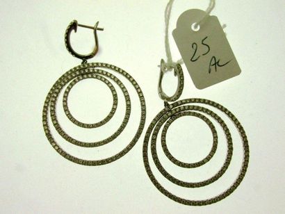 null 1 paire de pendants d'oreilles montures or gris sertis de petits diamants (manques...