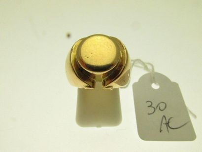 1 signet ring with circular plate step shoulder...