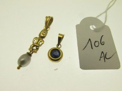 2 pendentifs montures or, l'un serti d'un petit saphir, l'autre orné d'une perle de culture, bossués PB 1,5g AC