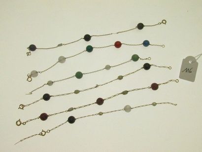 6 bracelets montures or ornés de perles d'agates et de perles de culture, une perle tenue par un fil de métal, usures, bossués, cassés, incomplets PB 24,2g