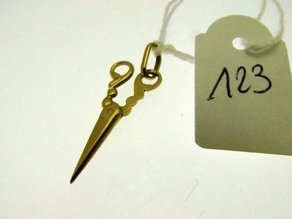 1 pendentif représentant une paire de ciseaux, or, bossué 1,4g