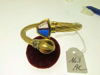 1 bracelet rigide ouvrant monture or, les extrémités serties de pierres, bossué PB 23,3g AC