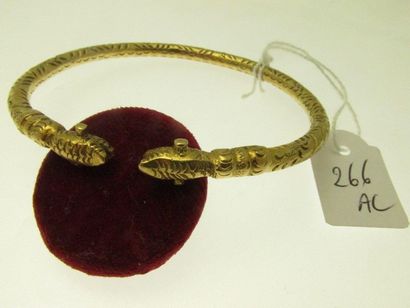 1 bracelet rigide ouvert or massif, au décor ciselé, les extrémités à têtes de serpents stylisées, bossué 47,8g AC