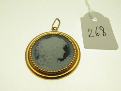 1 pendentif monture or serti d'un camée sur onyx au profil féminin, bossué PB 3,5g