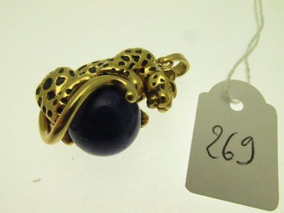 1 pendentif en forme de panthère monture or émaillé retenant une perle de lapis-lazuli,...