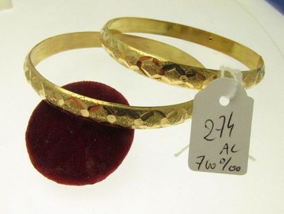 2 bracelets rigides or bas-titre 700°/°° ciselés au même modèle, bossués 16,2g AC