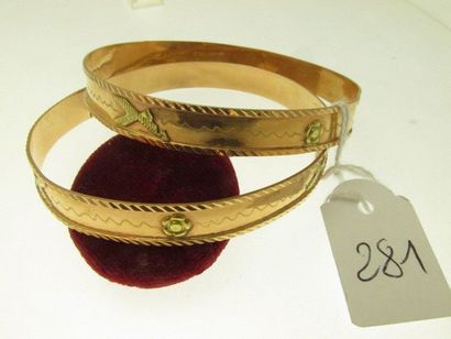 2 bracelets rigides or deux tons au décor ciselé et appliqué, au même modèle, bossués 17,6g