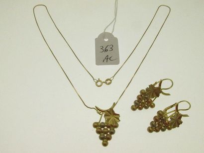 1 collier maille vénitienne orné d'une grappe de raisin 1 paire de dormeuses assorties, or trois tons, bossués 10g AC