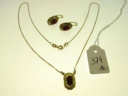 1 collier maille vénitienne au motif central ajouré et serti d'une pierre en cabochon 1 paire de dormeuses assorties, montures or, bossués PB 7,1g AC