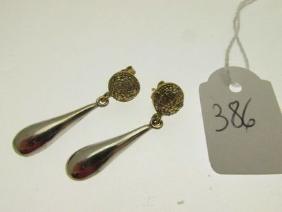 1 paire de pendants d'oreilles montures or deux tons, les boutons sertis de petites pierres, bossués PB 3,9g