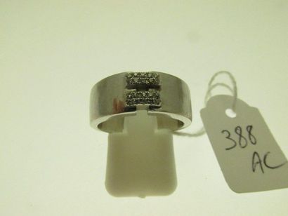1 bague monture or gris ajourée ornée de deux lignes de petits diamants (un cassé), bossuée TDD 53 PB 8,6g AC