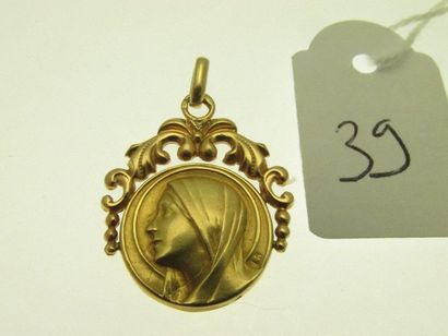 1 médaille or figurant la Vierge, sommée d'un motif à volutes ajourées, non gravée, bossuée 2,1g